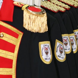 Uniformen und Komiteebekleidung